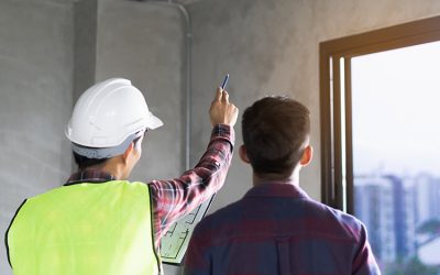 Client and Contractor discussing plan to renovation house. Asesora a tu cliente sobre la renovación de la instalación eléctrica en una reforma
